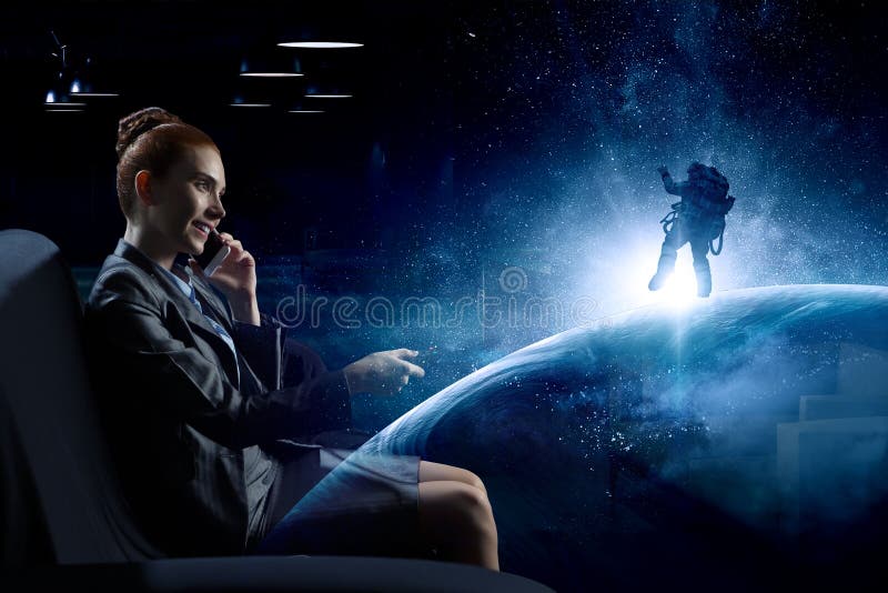 Giovane donna che guarda il film. Contenuti multimediali misti fotografia stock libera da diritti