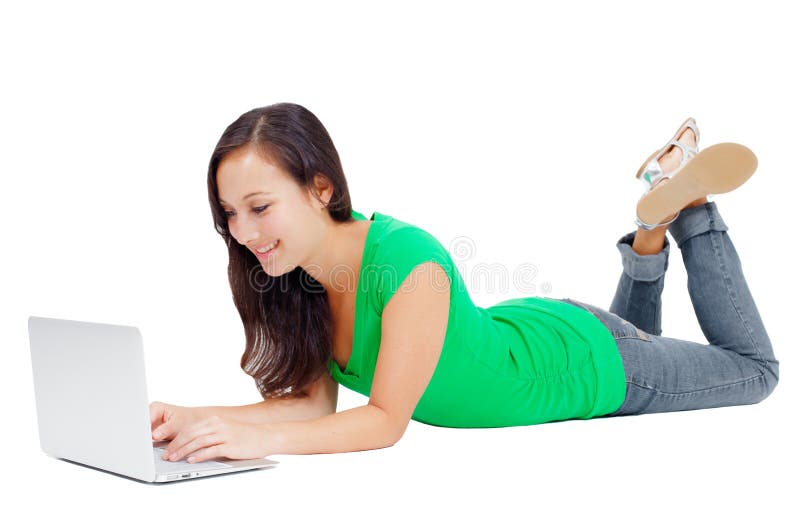 Giovane donna che lavora al computer portatile fotografia stock Giovane donna che lavora al computer portatile fotografia stock