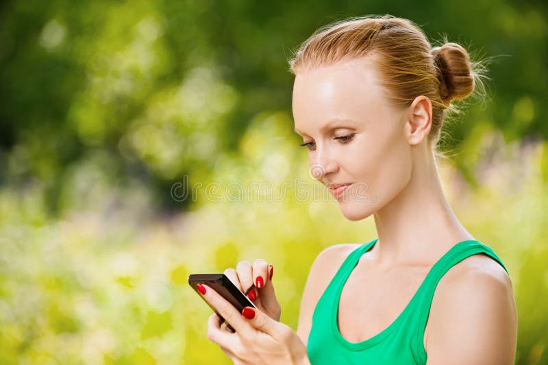 Giovane donna che lavora con lo smartphone fotografia stock libera da diritti Giovane donna che lavora con lo smartphone fotografia stock libera da diritti