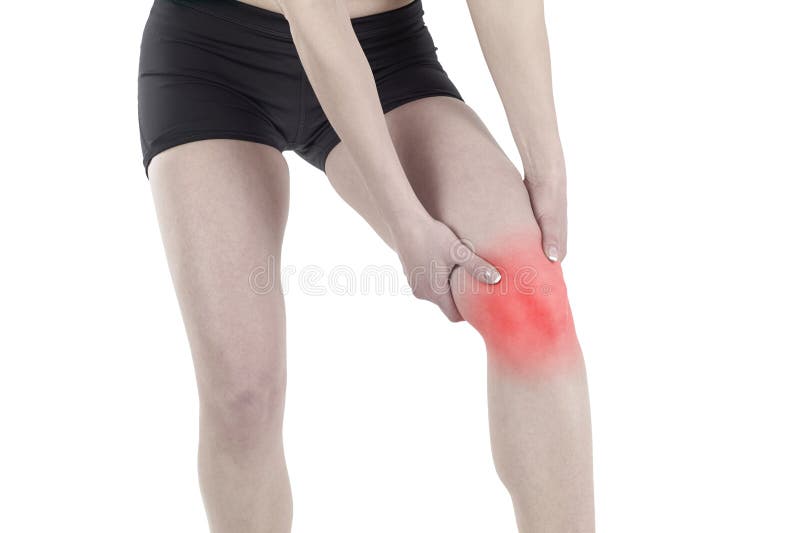 Giovane donna che massaggia il suo ginocchio doloroso fotografia stock Giovane donna che massaggia il suo ginocchio doloroso fotografia stock