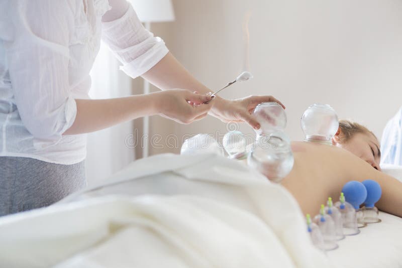 Giovane donna che ottiene trattamento alla clinica medica immagine stock libera da diritti Giovane donna che ottiene trattamento alla clinica medica immagine stock libera da diritti