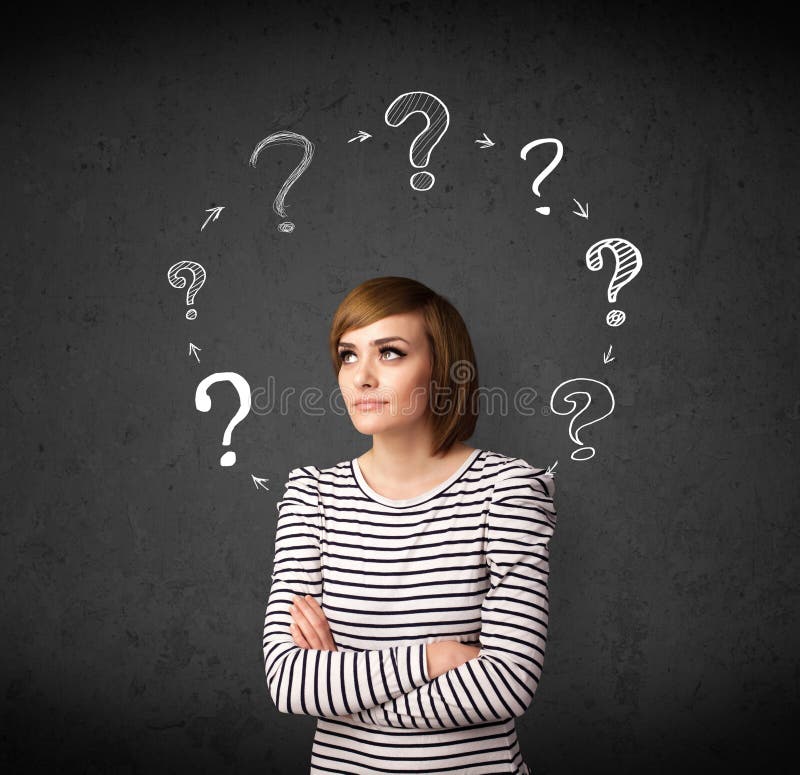 Giovane donna che pensa con la circolazione del punto interrogativo intorno alla sua h immagini stock Giovane donna che pensa con la circolazione del punto interrogativo intorno alla sua h immagini stock
