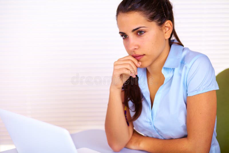 Giovane donna che per mezzo di un computer portatile immagine stock libera da diritti Giovane donna che per mezzo di un computer portatile immagine stock libera da diritti