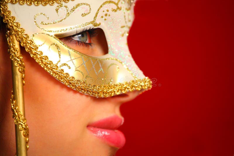 Giovane donna che porta una mascherina veneziana fotografia stock libera da diritti Giovane donna che porta una mascherina veneziana fotografia stock libera da diritti