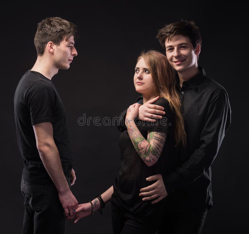 Giovane donna che posa con il giovane due immagine stock libera da diritti Giovane donna che posa con il giovane due immagine stock libera da diritti