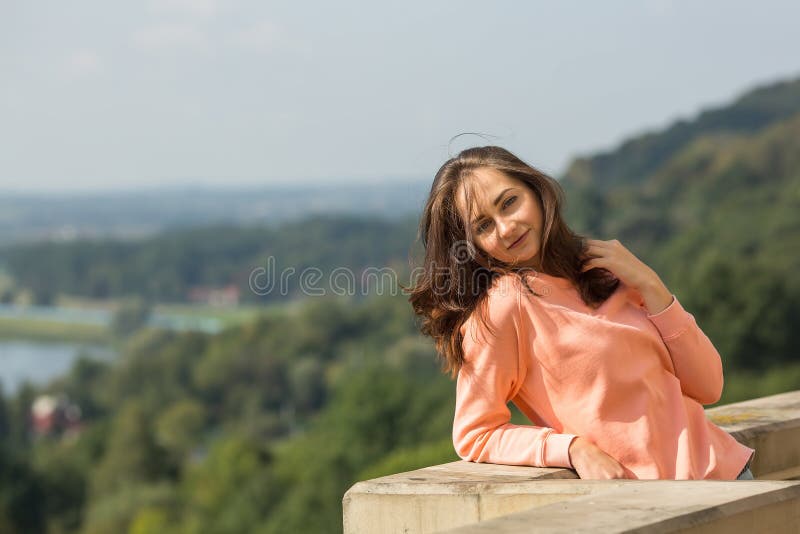 Giovane donna che posa per la macchina fotografica all'aperto nave fotografia stock Giovane donna che posa per la macchina fotografica all'aperto nave fotografia stock