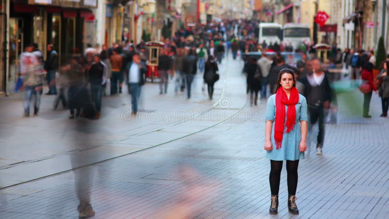 Giovane donna che posa, strada affollata, la gente che cammina intorno, HD