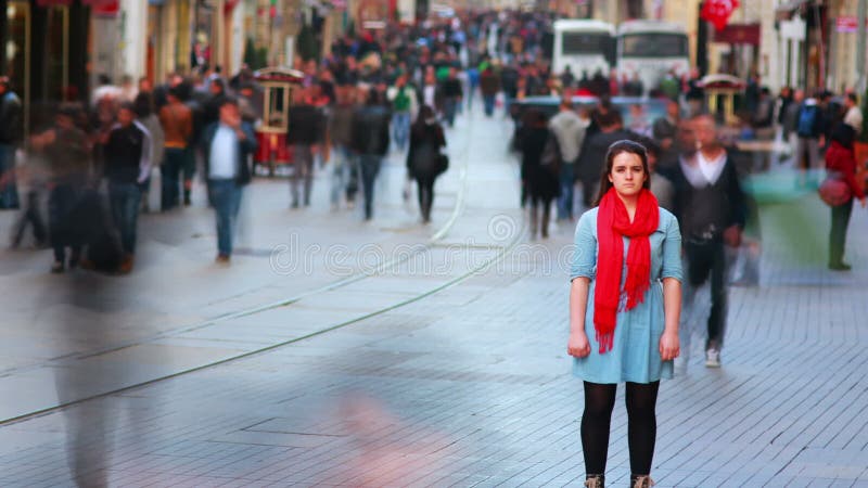 Giovane donna che posa, strada affollata, la gente che cammina intorno, HD