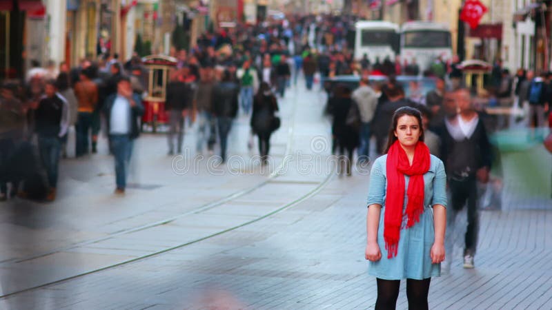 Giovane donna che posa, strada affollata, la gente che cammina intorno, HD