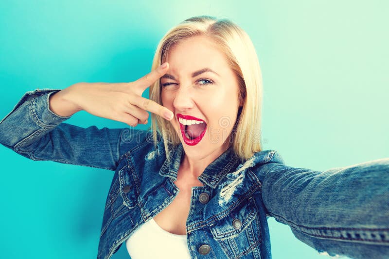 Giovane donna che prende un selfie fotografia stock Giovane donna che prende un selfie fotografia stock