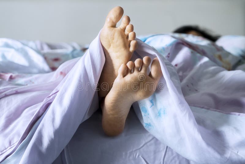 Giovane donna che riposa sul letto fotografie stock