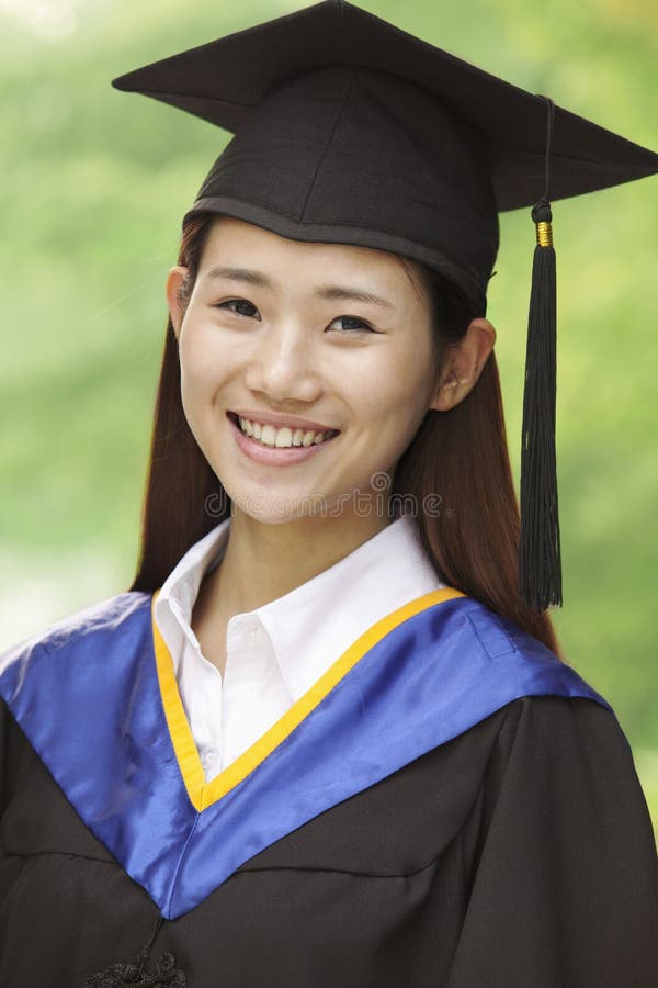 Giovane donna che si laurea dall'università, ritratto di verticale del primo piano fotografia stock Giovane donna che si laurea dall'università, ritratto di verticale del primo piano fotografia stock