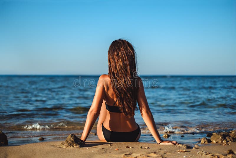 504 Donna Sulla Spiaggia Che Guarda Il Mare Foto Foto Stock Gratis E Royalty Free Da Dreamstime