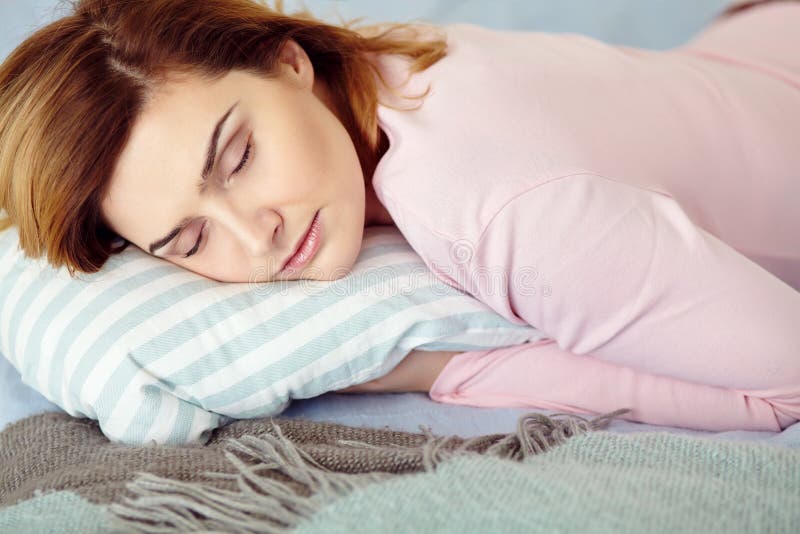 Giovane donna che si trova sulla base Ragazza che dorme nel paese fotografia stock Giovane donna che si trova sulla base Ragazza che dorme nel paese fotografia stock