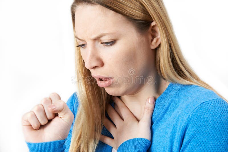 Giovane donna che soffre con la tosse