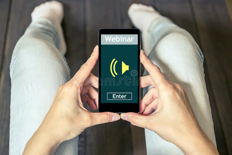 Giovane donna che studia online Webinar fotografia stock libera da diritti Giovane donna che studia online Webinar fotografia stock libera da diritti