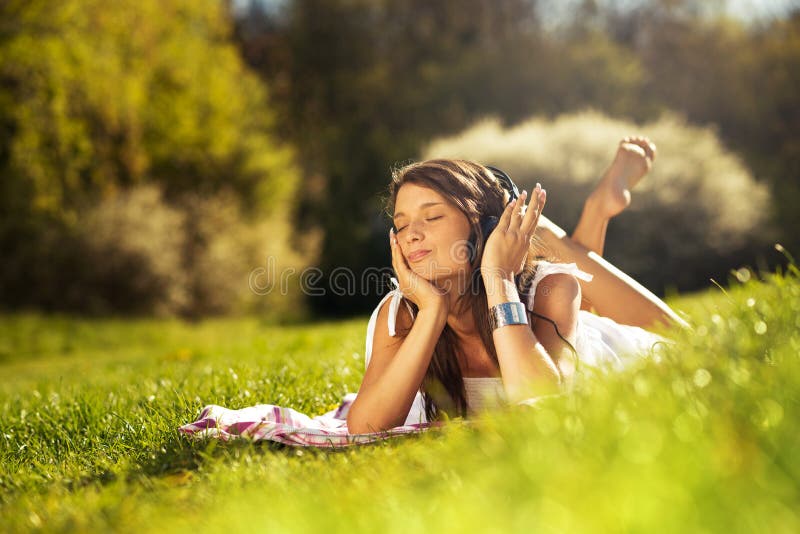 Giovane donna che tiene felicemente alcuni fiori fotografie stock