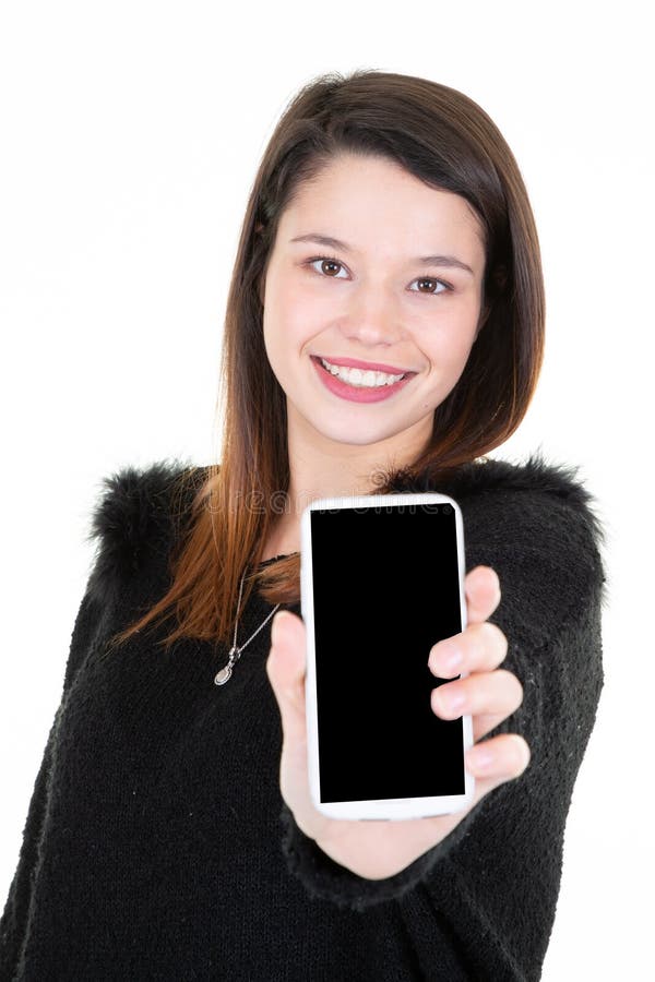 Giovane donna che tiene il cellulare vuoto in bianco nero dello Smart Phone dello schermo in sua mano fotografia stock Giovane donna che tiene il cellulare vuoto in bianco nero dello Smart Phone dello schermo in sua mano fotografia stock