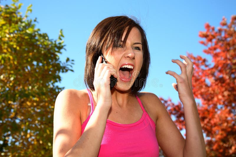 Risultati immagini per foto di giovane donna che urla al cellulare