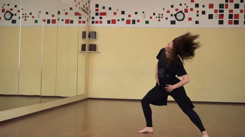 Giovane donna con ballare professionale danza moderna nel corridoio di ballo