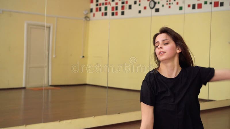 Giovane donna con ballare professionale danza moderna nel corridoio di ballo