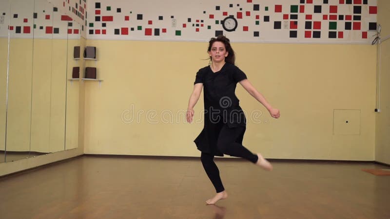 Giovane donna con ballare professionale danza moderna nel corridoio di ballo