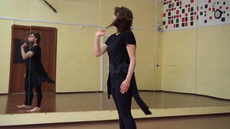 Giovane donna con ballare professionale danza moderna nel corridoio di ballo