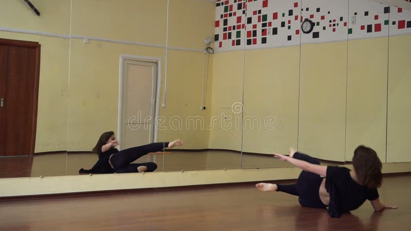 Giovane donna con ballare professionale danza moderna nel corridoio di ballo