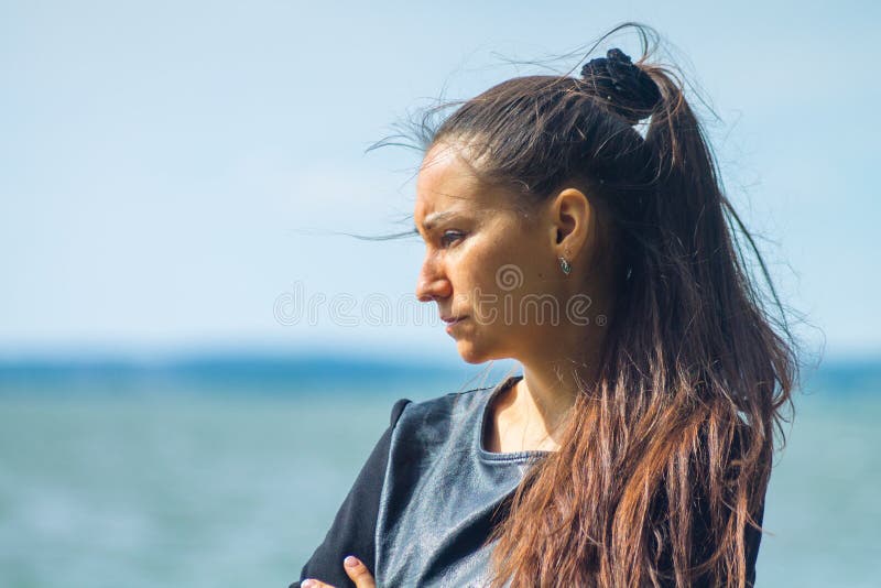 Giovane donna con capelli d'ondeggiamento scuri lunghi fotografie stock libere da diritti Giovane donna con capelli d'ondeggiamento scuri lunghi fotografie stock libere da diritti
