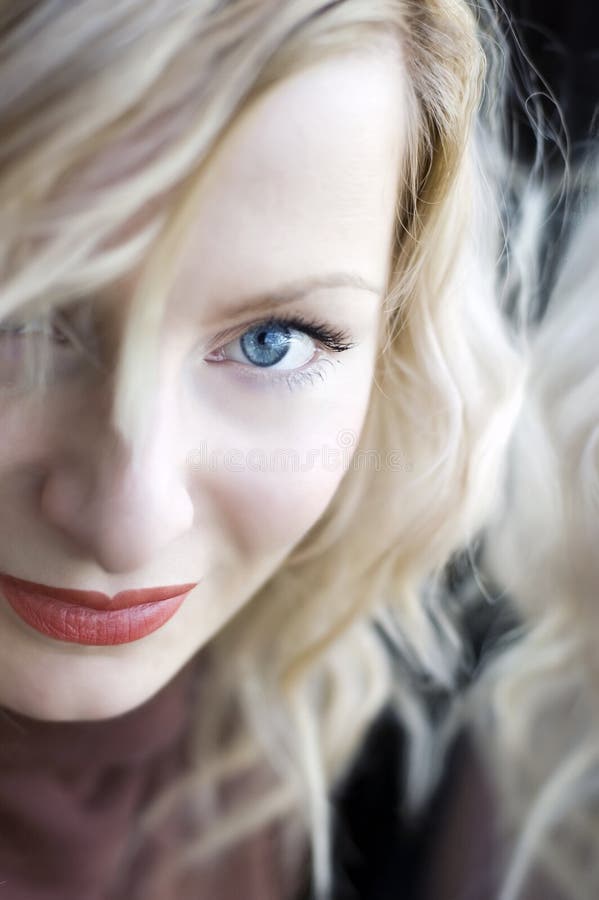 Giovane donna con gli occhi azzurri immagine stock