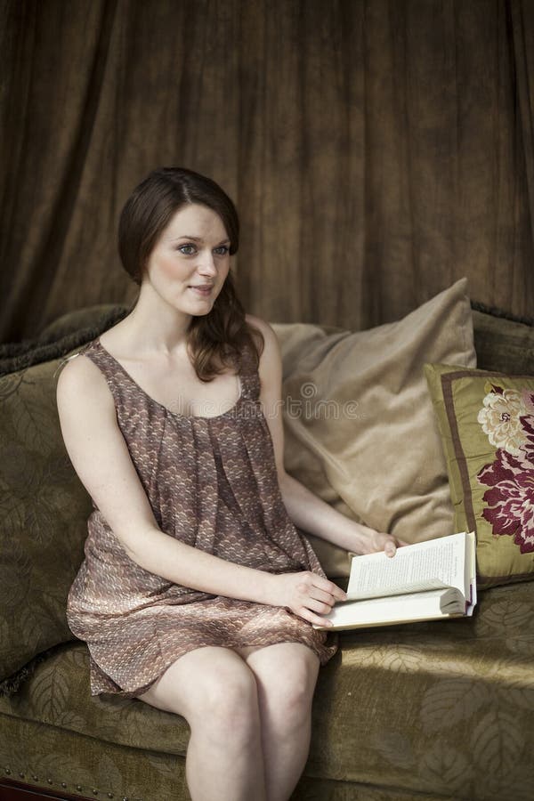 Giovane donna con i bei occhi verdi che legge un libro. fotografie stock Giovane donna con i bei occhi verdi che legge un libro. fotografie stock