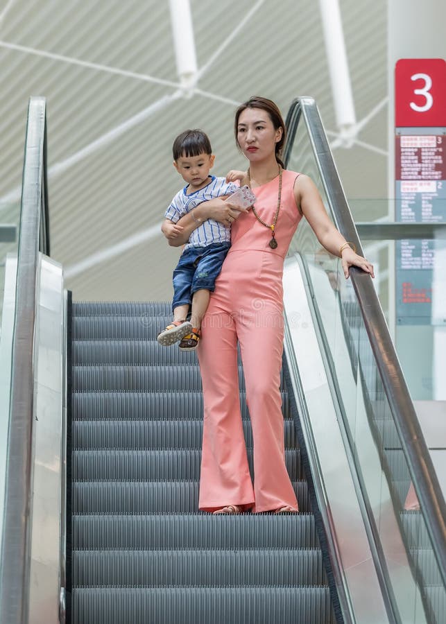 Giovane donna con il bambino nel centro commerciale di Livat, Pechino, Cina fotografie stock libere da diritti Giovane donna con il bambino nel centro commerciale di Livat, Pechino, Cina fotografie stock libere da diritti