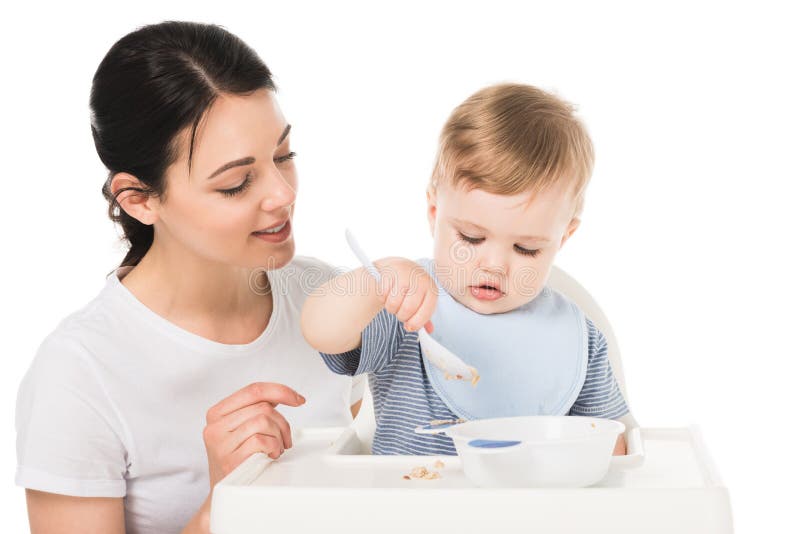 giovane donna con il figlio in seggiolone mangiante e di seduta della busbana francese immagine stock giovane donna con il figlio in seggiolone mangiante e di seduta della busbana francese immagine stock