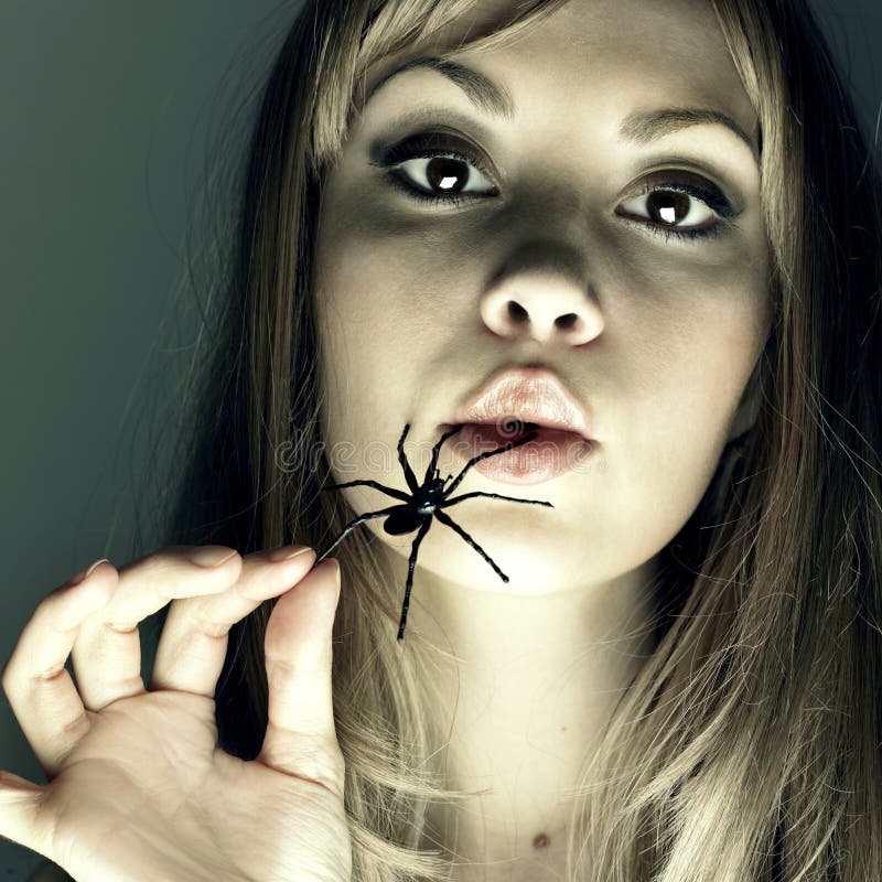 Giovane donna con il ragno in una bocca
