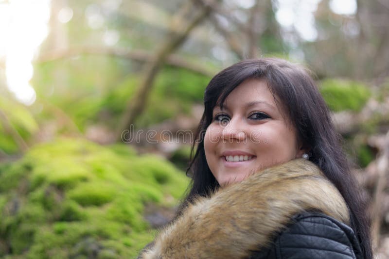 Giovane donna con il rivestimento della pelliccia fotografie stock libere da diritti Giovane donna con il rivestimento della pelliccia fotografie stock libere da diritti