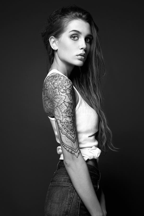 Giovane donna con il tatuaggio Ritratto in bianco e nero