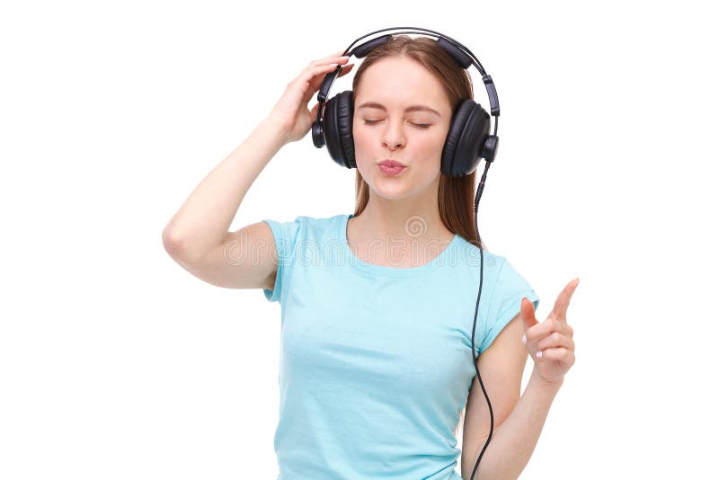 Giovane donna con le cuffie che ascolta la musica e ballare fotografie stock Giovane donna con le cuffie che ascolta la musica e ballare fotografie stock
