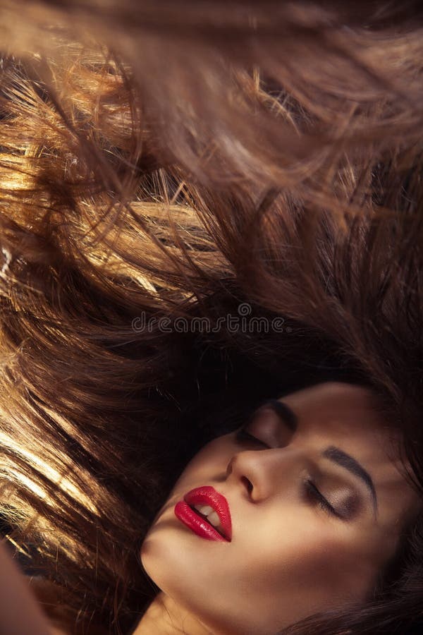 Giovane donna con le labbra rosse ed i capelli scorrenti fotografie stock Giovane donna con le labbra rosse ed i capelli scorrenti fotografie stock