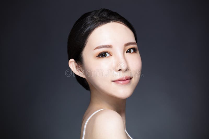 Giovane donna con trucco naturale e pelle pulita immagine stock libera da diritti Giovane donna con trucco naturale e pelle pulita immagine stock libera da diritti