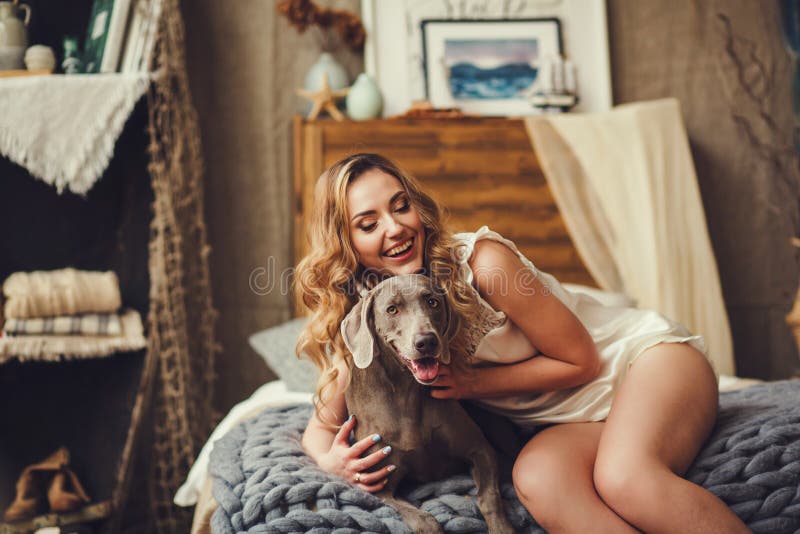 Giovane donna con un cane immagine stock libera da diritti Giovane donna con un cane immagine stock libera da diritti