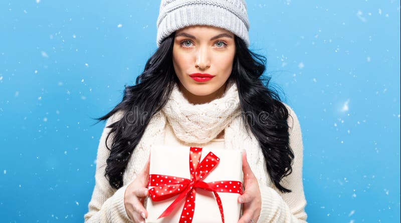 Giovane donna con un regalo di natale fotografia stock