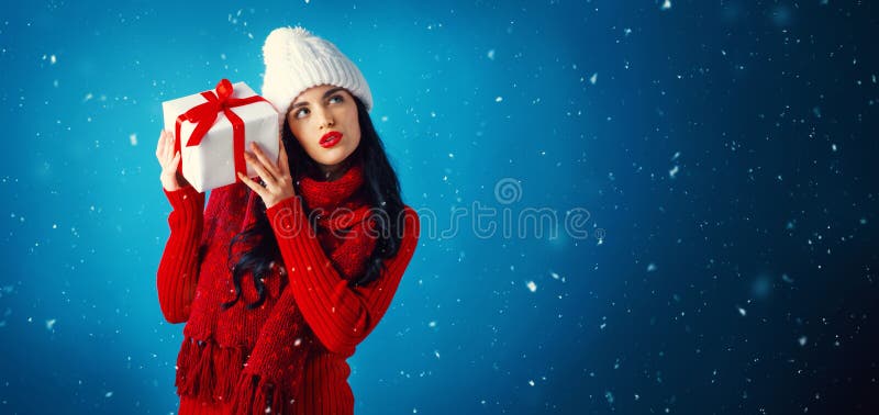 Giovane donna con un regalo di natale fotografie stock