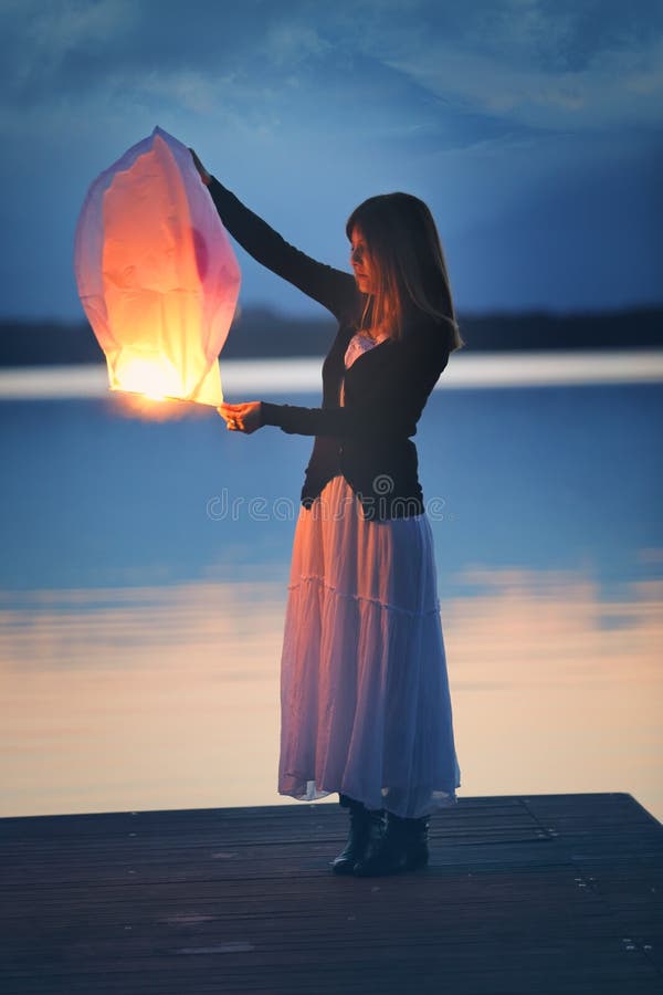 Giovane Donna Con Una Lanterna Cinese Del Cielo Fotografia Stock - Immagine  di amore, giovane: 40999064