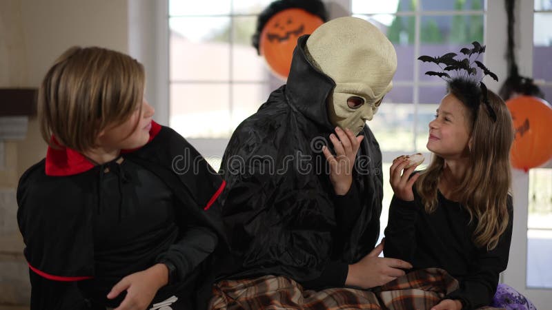 Giovane Donna in Costume Alieno Che Parla Con I Bambini Che Mangiano Dolci  a Halloween Al Chiuso. Madre Caucasiana Positiva Figlio Stock Footage -  Video di felice, infanzia: 232694202