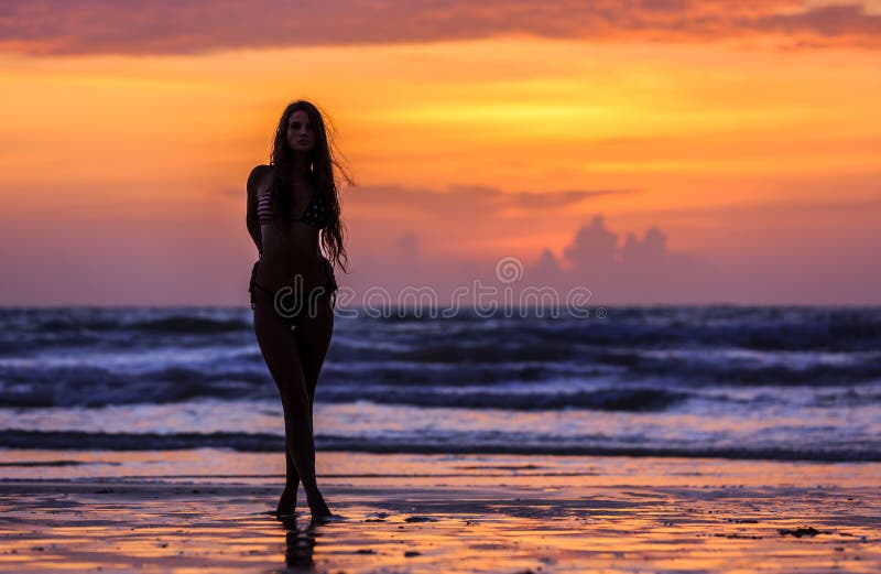 Silhouette di una giovane donna fotografie stock