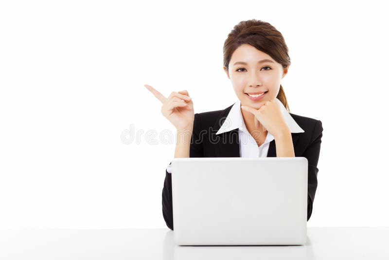 giovane donna di affari che lavora con il computer portatile ed indicare immagini stock libere da diritti giovane donna di affari che lavora con il computer portatile ed indicare immagini stock libere da diritti