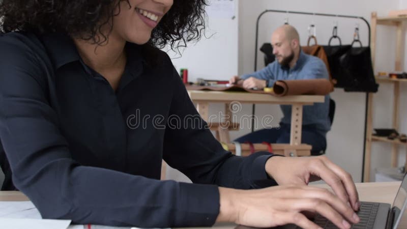 Giovane donna di affari che scrive su un computer portatile