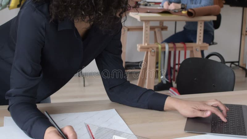 Giovane donna di affari femminile