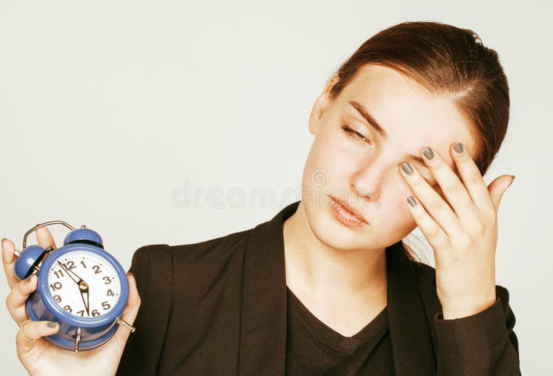 Giovane donna di bellezza in costume di stile di affari che sveglia per il primo mattino del lavoro su fondo bianco con bere dell fotografia stock libera da diritti Giovane donna di bellezza in costume di stile di affari che sveglia per il primo mattino del lavoro su fondo bianco con bere dell fotografia stock libera da diritti