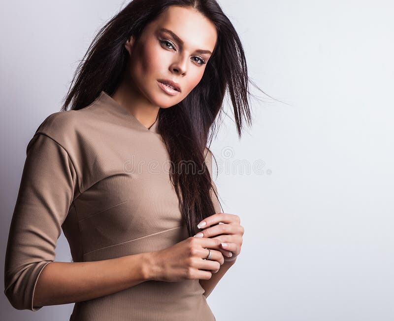 Giovane donna di bellezza & sensuale in un vestito alla moda. immagine stock